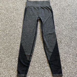 Victoria’s Secret pink seamless leggings in heathered gray/black size small